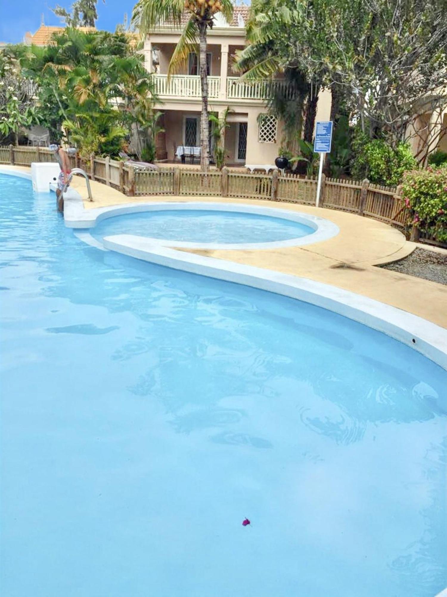 Spacious House In Flic En Flac With Shared Pool 外观 照片